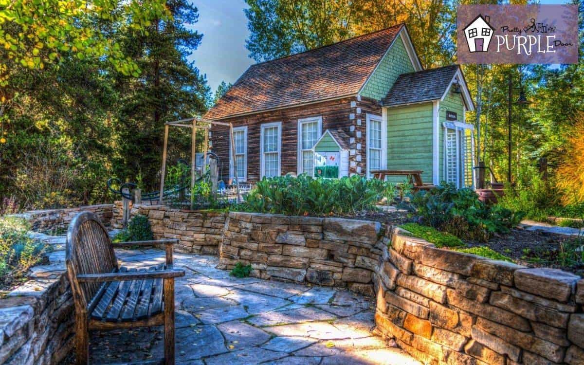 Cottage style home with stacked brick wall